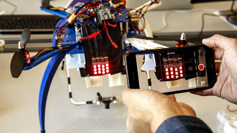 Ford разработал световой аналог автомобильных номеров для дронов 