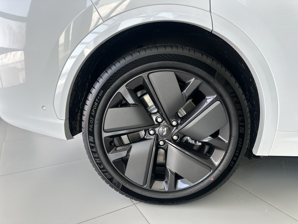 LIXIANG L7 52.3 kWh 1.5hyb AT (449 л.с.) 4WD
