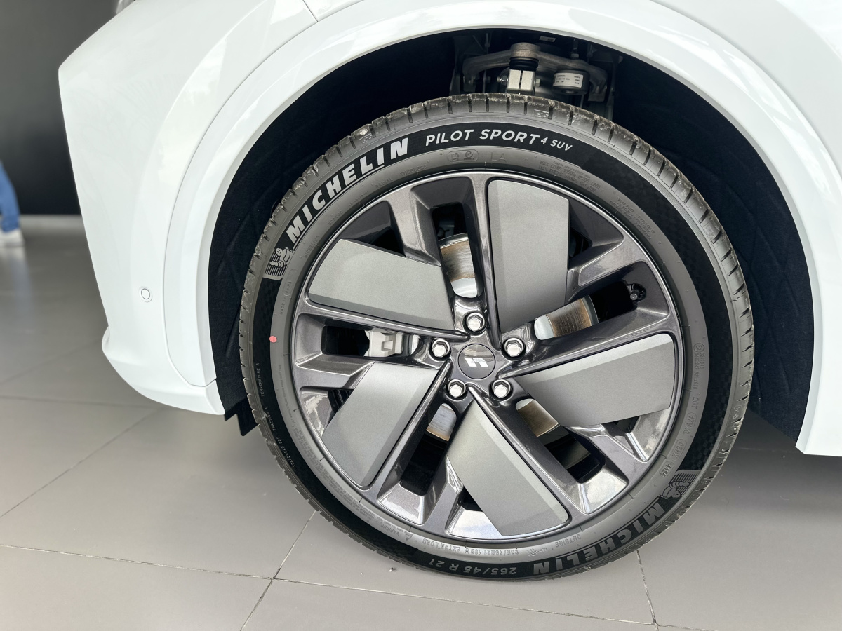 LIXIANG L7 52.3 kWh 1.5hyb AT (449 л.с.) 4WD