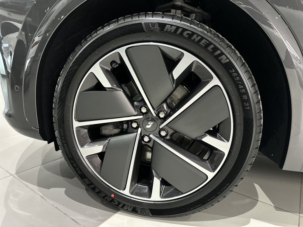 LIXIANG L7 52.3 kWh 1.5hyb AT (449 л.с.) 4WD