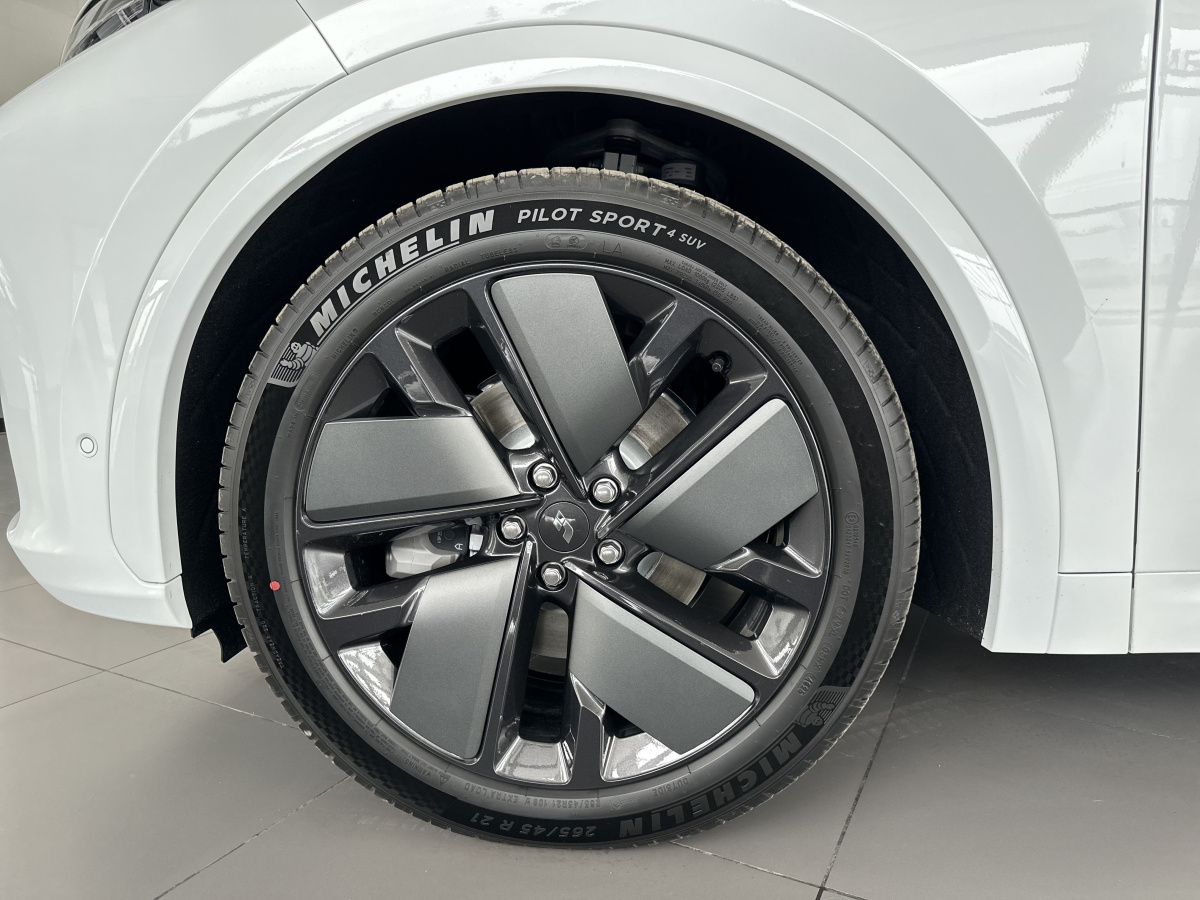 LIXIANG L7 52.3 kWh 1.5hyb AT (449 л.с.) 4WD